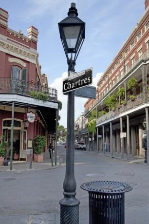 new orleans'ta chartres caddesi.