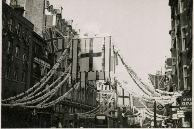 Filo Caddesi, Londra Şehri, Büyük Londra Otoritesi, 1953 Binalardan sarkan ve filo caddesinin ortasındaki dekorasyonların asıldığı bayrakların bir görünümü elizabeth'in taç giyme töreni ii elizabeth ii'nin taç giyme töreni 2 haziran 1953'te gerçekleşti. bu fotoğrafta filo caddesinin ortasında asılı olan bayraklar, st georges cross sanatçısı jr uppington'un sol üst çeyreğinde kırmızı bir kılıcın yer aldığı londra şehri, fotoğraf, tarihi englandheritage, getty aracılığıyla Görüntüler