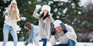 karda oynayan bir grup arkadaşıyla kış festivalleri