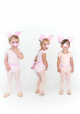 domuz kulaklı ve domuz burunlu pembe taytlı ve tulumlu küçük kızlar