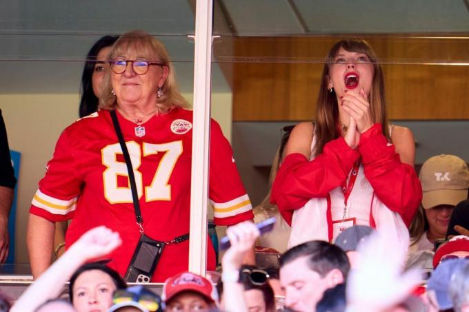 Kansas City, 24 Eylül'de Kansas City Chiefs Chicago Bears'ı çalarken Taylor Swift, Donna Kelce ile birlikte bir süitten tezahürat yapıyor 24 Eylül 2023'te Kansas City, Missouri'deki Arrowhead Stadı'ndaki Geha Field'ın ilk yarısında, fotoğraf: Cooper Neillgetty Görüntüler