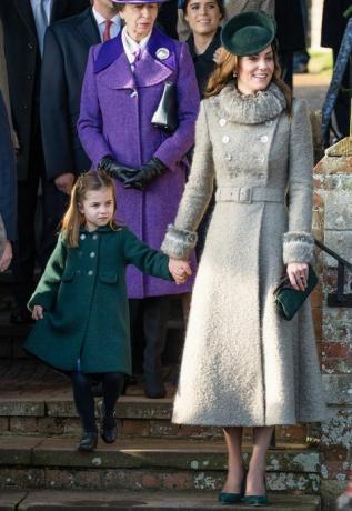 prenses charlotte reverans kraliçesi elizabeth Kraliyet Ailesi Noel günü kiliseye katılmak