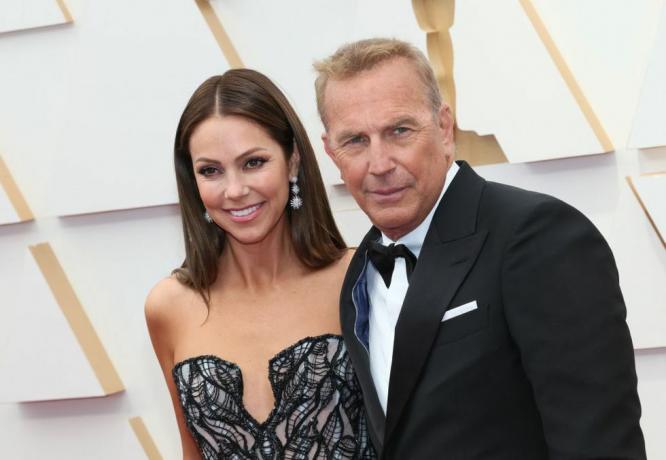 hollywood, kaliforniya 27 mart lr christine baumgartner ve kevin costner 94. yıllık akademiye katılıyor Hollywood, Kaliforniya'da 27 Mart 2022'de Hollywood and Highland'de Ödüller Fotoğraf: David Livingstongetty Görüntüler