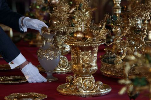 Yemek masası Grand Service'ten gümüş yaldızlı parçalar ile donatılmıştır