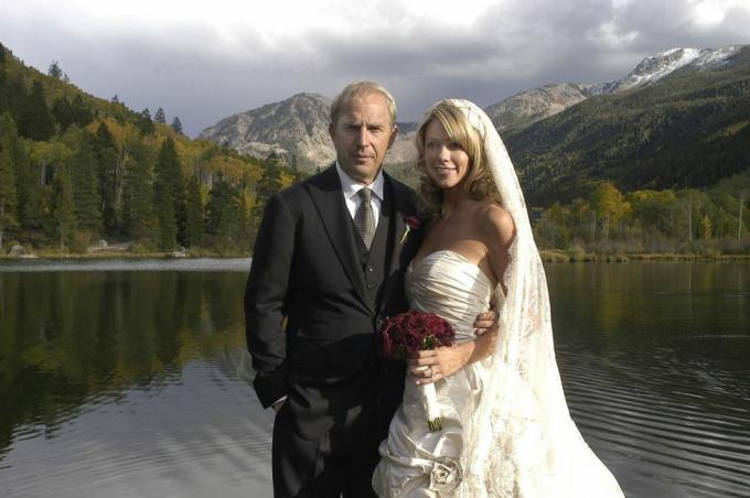 kevin costner 5 yıllık kız arkadaşı christine baumgartner ile eylül'de aspen, colorado çiftliğinde evlendi 25, 2004 kevin costner ve christine baumgartner'ın aspen'deki düğün fotoğrafları sırasında, co photo by wireimage ev teli görüntüsü