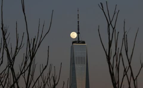 New York'ta aşağı Manhattan üzerinde ayın doğuşu