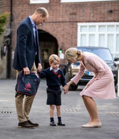 prens george okuldaki ilk gününde thomas'ın battersea'sine katılır