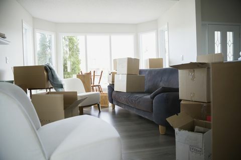 Oturma odasında hareketli kutular ve mobilyalar