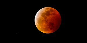 gece gökyüzünde kanlı ay veya tam ay tutulması nedeniyle kırmızımsı gölgeli dolunay
