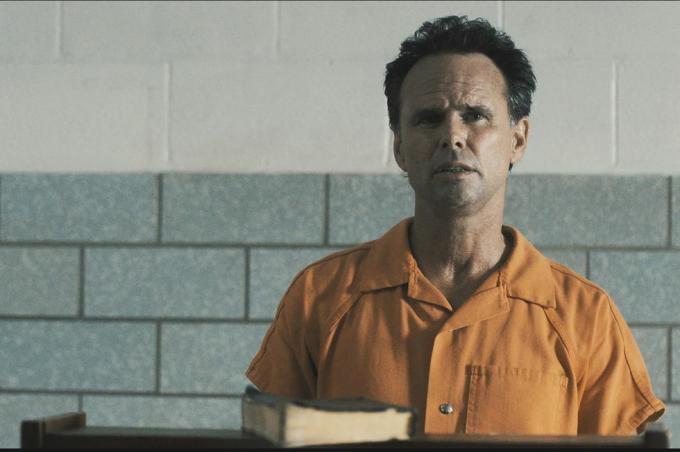 Walton Goggins, turuncu hapishane tulumu giymiş, İncil'e dayandırılmış şehir ilkel finalinde Boyd Crowder rolünde
