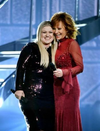 Reba McEntire ve Kelly Clarkson ACM Ödülleri Performansı