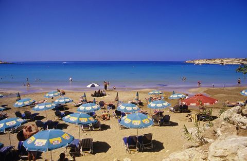 Kıbrıs'ta Baf Plajı - sıcak güneşli hava