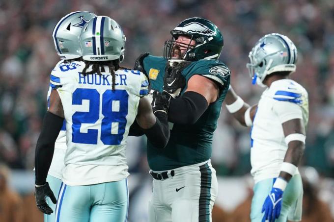 Philadelphia, Pensilvanya 5 Kasım Dallas Cowboys'tan Damone Clark 33'ü Jason Kelce ile 62'si arasında kavgaya tutuştu. Philadelphia Kartalları 5 Kasım 2023'te Philadelphia, Pensilvanya'daki Lincoln Financial Field'da Fotoğraf: Mitchell Leffgetty Görüntüler