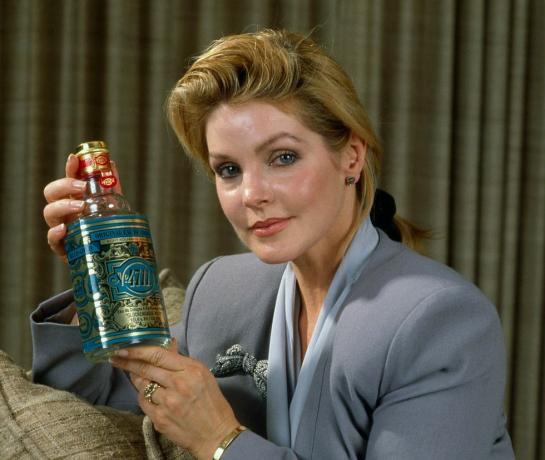 los angeles, kaliforniya 13 mayıs priscilla presley yeni parfümünü piyasaya sürüyor, 13 mayıs 1988 los angeles, kaliforniya'da fotoğraf: getty Imagesbob riha, jr