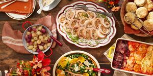 hindi sarması, kış salatası, bisküvi, kök sebze ızgarası, tatlı ve ekşi soğandan oluşan yemek tabaklarından oluşan bir masa seti
