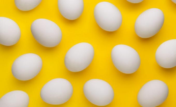 Sarı Zemin Üzerine Yumurtaların Tam Kare Çekimi