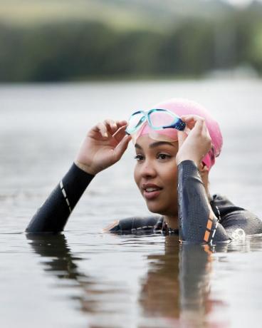 Cornwall, İngiltere'de gölde yüzen kadın