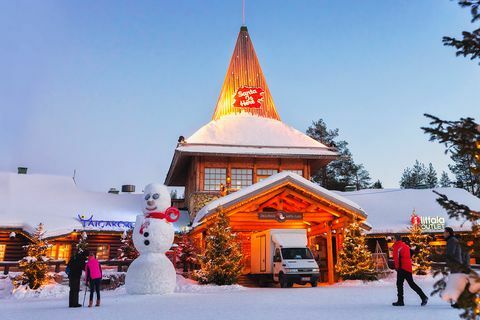 Kardan adam Noel Baba köyü Rovaniemi Lapland akşam ofisinde