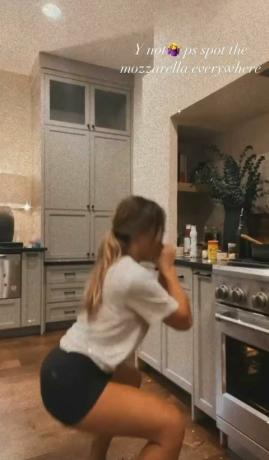 jessie james decker lazanya pişirirken mutfakta hızlı bacak egzersizi yapıyor