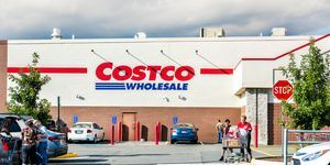 Fairfax insanları bakkaliye ürünleriyle dolu alışveriş arabaları, Virginia'daki Costco mağazasından çıkan ürünler otoparkta yürüyor