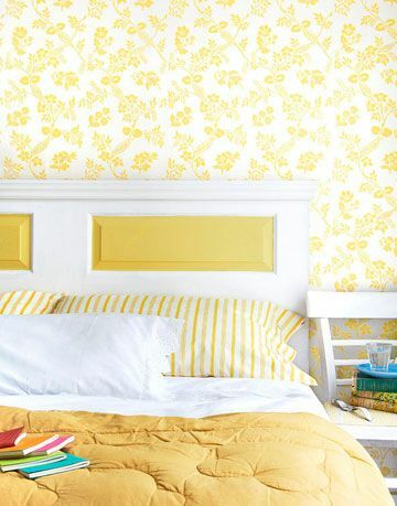 sarı ve beyaz yatak