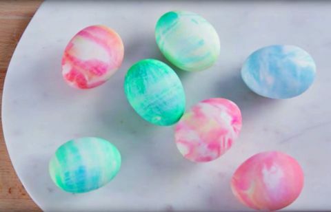 Serin kırbaçla mermer Paskalya yumurtaları nasıl yapılır