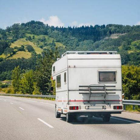 karayolu üzerinde mobil ev