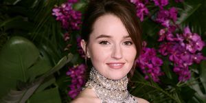 kaitlyn dever, evrensel resimler cennete bilet galasına boyundan bağlamalı bir üst ve uyumlu bir etekle katılıyor