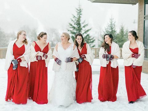 yılbaşı düğün fikirleri kırmızı nedime elbiseleri