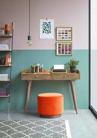 bir masa ve turuncu sandalye ile canlı çalışma