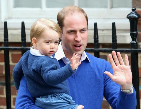 Prens George ve Prenses Charlotte kardeşleriyle tanışmak için hastaneye geldi