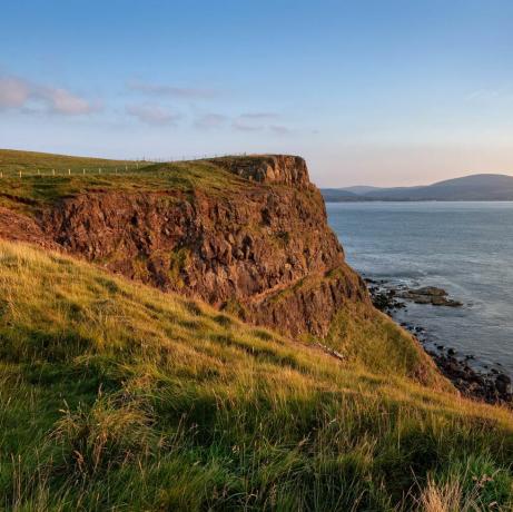 Rathlin, Antrim ilçesinin kıyısındaki bir adadır ve Kuzey İrlanda'nın en kuzey noktasıdır.