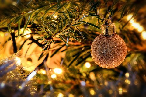 Altın biblo ile Noel ağacı Close-Up
