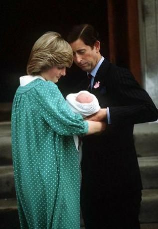 Prenses Diana ve Prens Charles, St Mary hastanesinin basamaklarında yeni doğan oğulları ile, 1982
