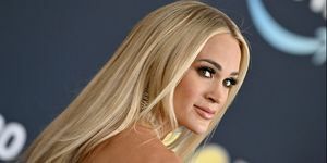 carrie underwood omzunun üzerinden bakıyor