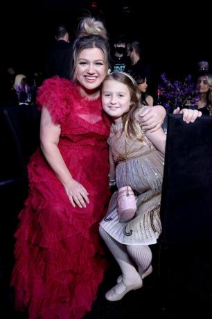 Resimde Kelly Clarkson ve River Rose Blackstock, Barker'da düzenlenen 2022 Halkın Seçimi Ödüllerine katılıyor 6 Aralık 2022'de santa monica, california'daki hangar fotoğrafı: mark von holdene Entertainmentnbc via getty Görüntüler