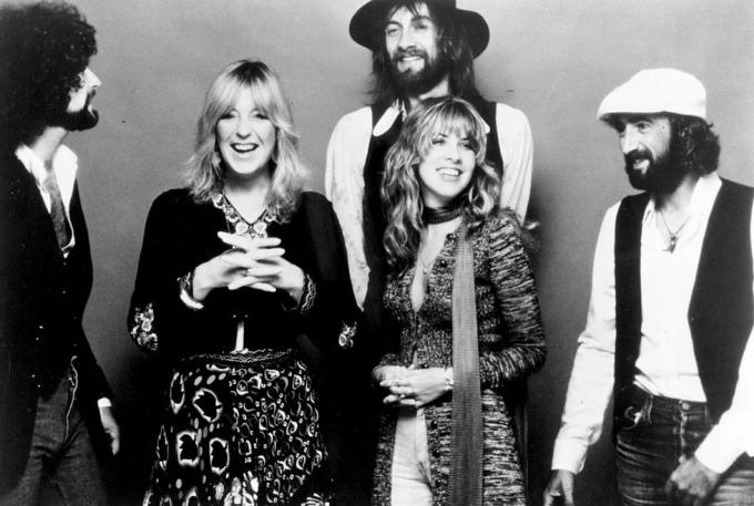 1977 dolaylarında L. Lindsey Buckingham, Christine Mcvie, Mick Fleetwood, Stevie Nicks ve John Mcvie of rock grubu Fleetwood mac, 1977 dolaylarında bir portre için poz verirken, michael ochs archivesgetty tarafından Görüntüler