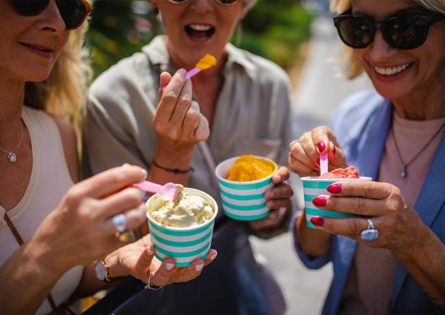 alışverişten bir molada dondurma festivalinde yemek yiyen arkadaşlar