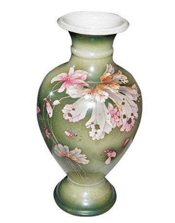 Bu Japon Satsuma seramik vazo, çiçek ve yaprak motiflerine sahiptir