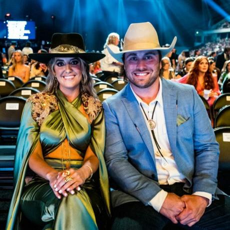 frisco, teksas 11 mayıs lr lainey wilson ve devlin hodges 58. akademi country müzik ödüllerine katıldı ford center at the star on mayıs 11, 2023 frisco, texas photo by john shearerergetty images for acm