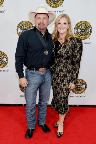 nashville, tennessee 16 ekim garth brooks ve trisha yearwood, country music hall of 2022 madalyon törenine katıldı 16 Ekim 2022'de Nashville, Tennessee'de Şöhret ve Müze müze